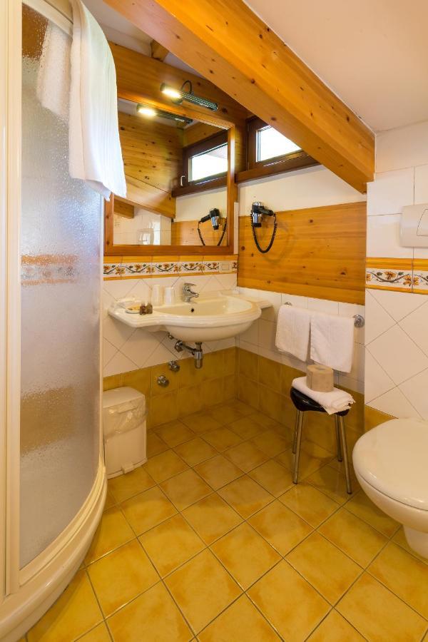 Standard Double or Twin Room,1214304061:JPEG
